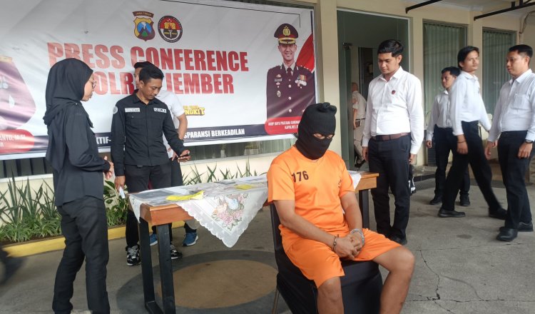 Konferensi pers ungkap kasus penyebaran berita hoaks di Mako Polres Jember. (Foto: Teamwork)