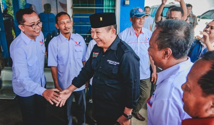 Hendy Siswanto berjabat tangan dengan pengurus Perindo Jember. (Foto: Istimewa)