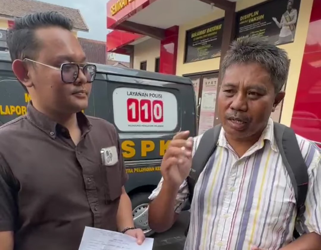 Ningwar (kanan) memberikan keterangan terkait laporan pencemaran nama baik oleh Sutrisno, Rabu (4/8/2024). (Foto: Tangkapan layar)