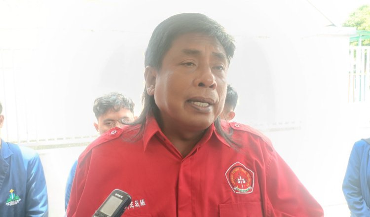 Achmad Chairul Farid diwawancarai awak media perihal dualisme jabatan Gus Fawait. (Foto: Abdus Syakur)