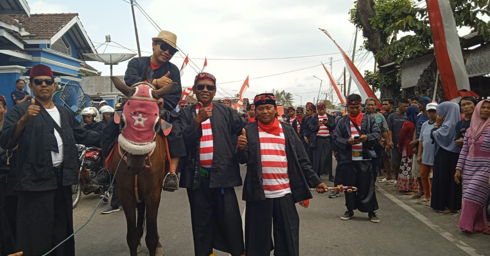 Kades Suren foto bersama warga dalam acara karnaval HUT ke-79 RI, Sabtu (7/9/2024). (Foto: Teamwork)