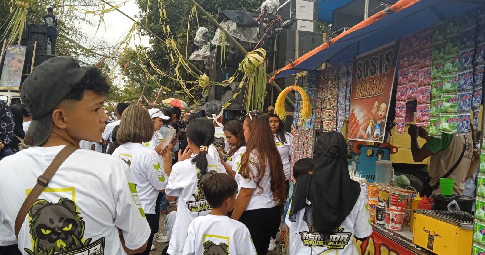 Warga memadati area pelaksanaan karnaval budaya di Desa Suren. (Foto: Teamwork)