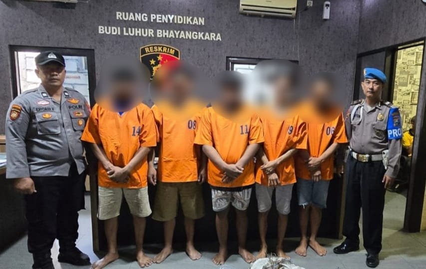 Enam terduga pelaku pencurian kabel milik PT Telkom Indonesia foto bersama anggota Anggota Polisi. (Foto: Istimewa)