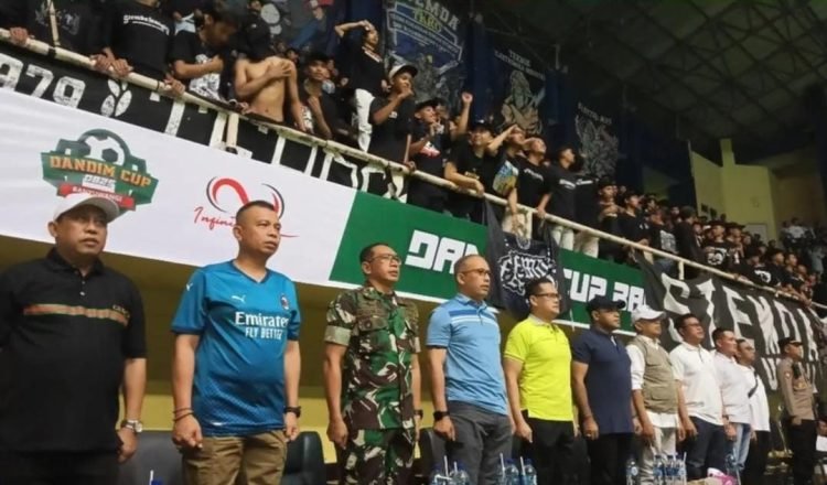 Jajaran Panitia Dandim Cup 2024 menyanyikan lagu kebangsaan saat awal pembukaan ( Amin - zonaindonesia.co.id )