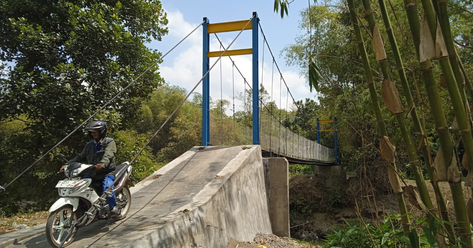 Jembatan gantung di Desa Mrawan, Jember. (Foto: Teamwork)