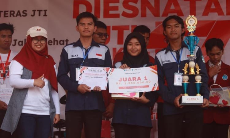 Siswa-siswi SMKN 3 Jember menerima penghargaan dalam lomba Expo dan EPIM di tingkat nasional. (Foto: Teamwork)