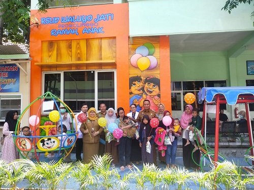 Ugas foto bersama di depan RSUD Waluyo Jati Probolinggo. (Foto: Humas Diskominfo Probolinggo)