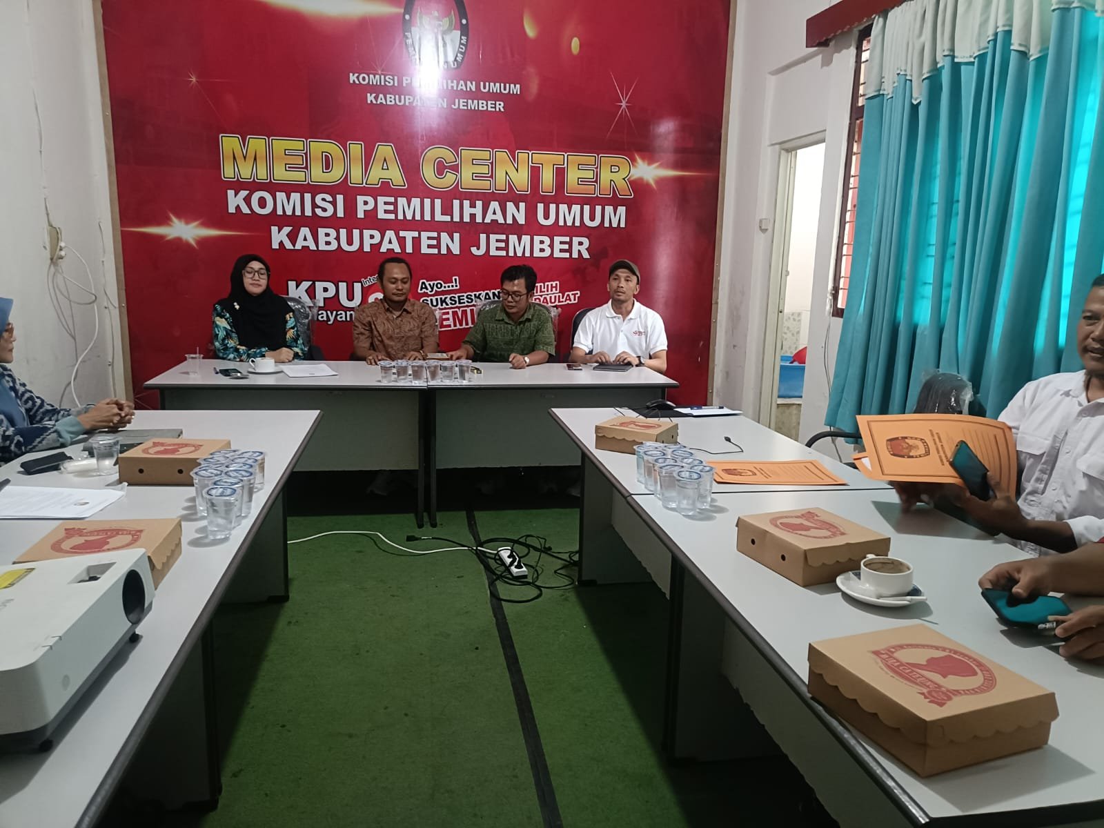 KPU Jember menggelar konferensi pers, Sabtu (14/9/2024). (Foto: Zainul Hasan)