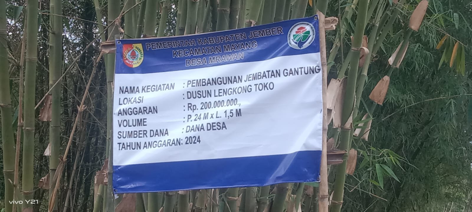 Papan nama proyek pembangunan jembatan gantung di Desa Mrawan Jember. (Foto: Istimewa)