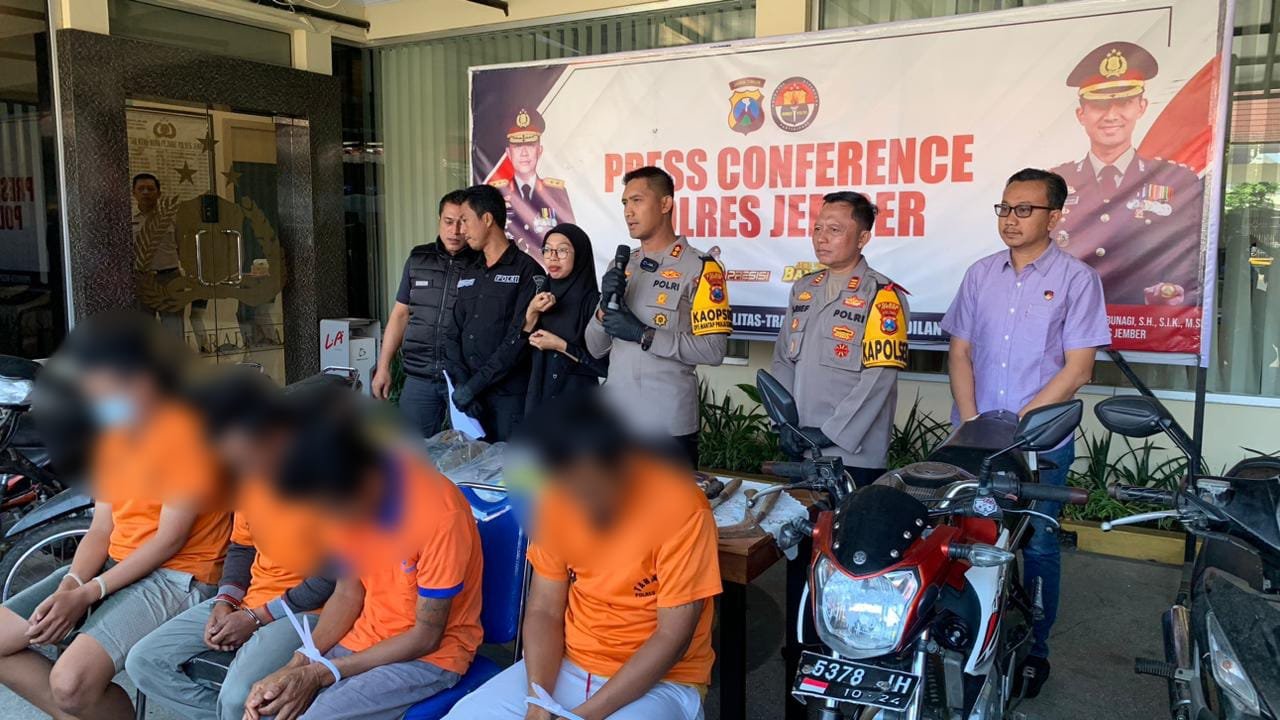 Konferensi pers ungkap kasus begal motor pakai sajam. (Foto: Istimewa)