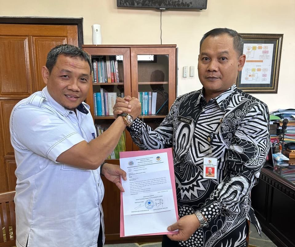 Ketua Fraksi Partai NasDem Jember menyerahkan surat pengajuan Pansus Pilkada. (Foto: Istimewa)