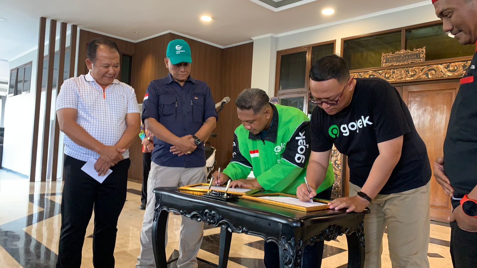 Penandatanganan piagam kerjasama (PKS) Koperasi Giat Bersama Sejahtera di Pendapa Wahyawibawagraha, Sabtu (21/9/2024). (Foto: Teamwork)