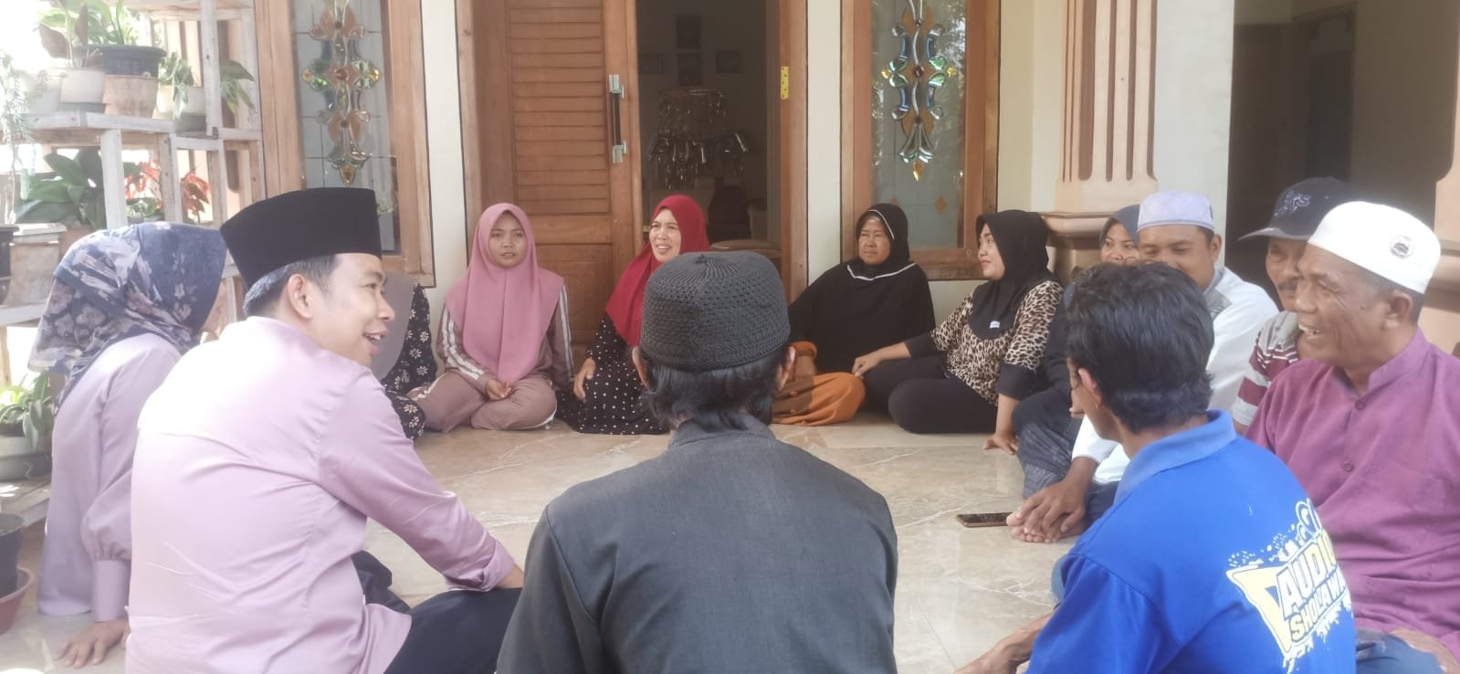 Keterangan foto: Gus Fawait bercengkrama dengan warga Dusun Jatisari, Jumat (4/10/2024). (Foto: Istimewa)