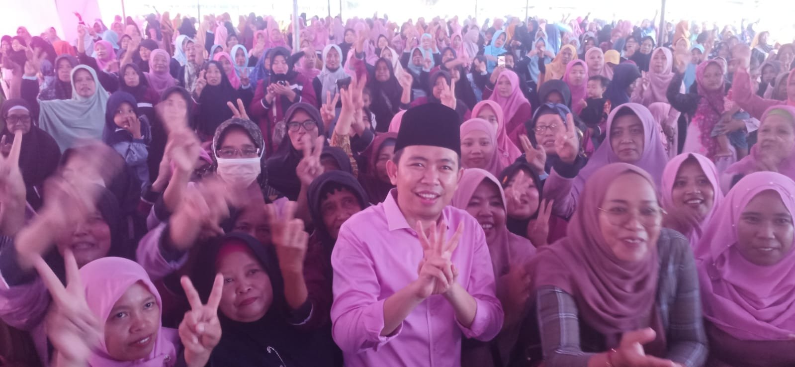 Gus Fawait foto bersama emak-emak usai Apel Sholawat di Desa Sumberagung. (Foto: Istimewa)