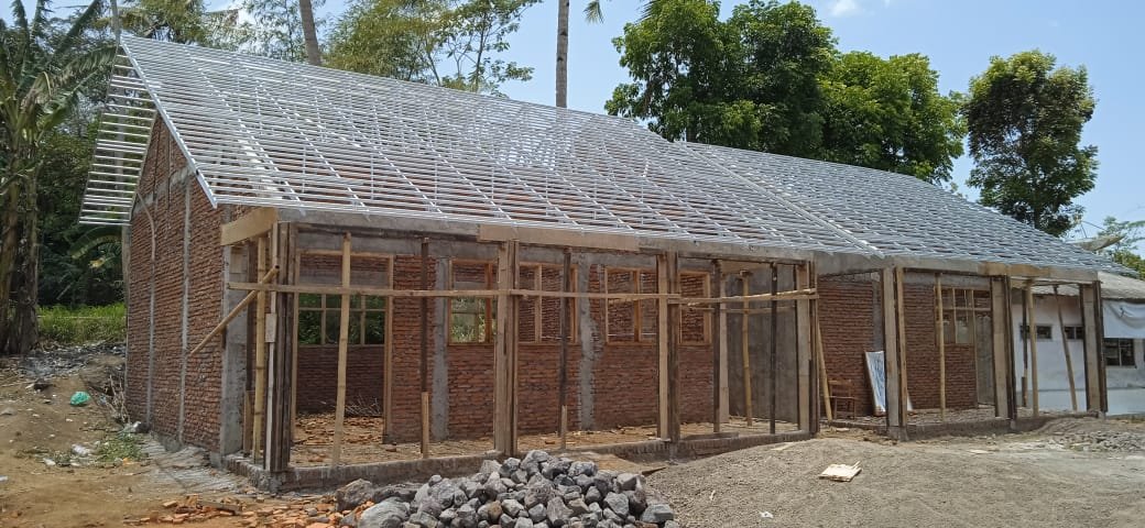 Pembangunan laboratorium komputer di UPTD Satuan Pendidikan SDN Sumber Ketempah 01. (Foto: Teamwork)