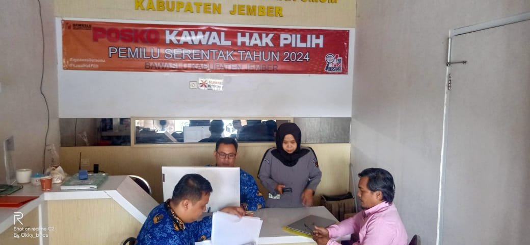 Rahmad Hidayat melaporkan sejumlah oknum pelanggar kode etik penyelenggara Pemilu ke Bawaslu Jember. (Foto: Istimewa)