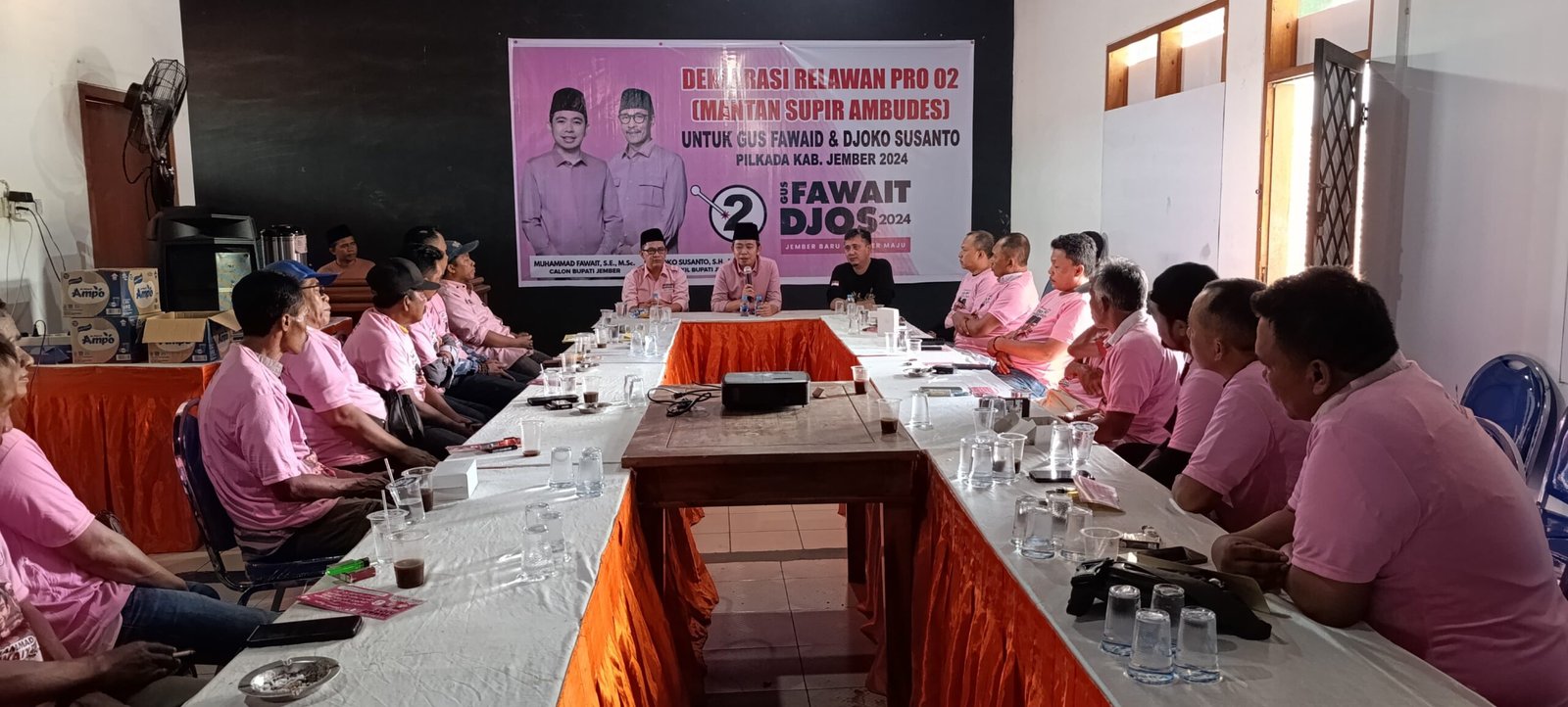 Deklarasi Relawan Pro 02 Mantan Sopir Ambulans untuk Gus Fawait & Djoko Susanto di Pilkada Jember, Rabu (23/10/2024). (Foto: Zainul Hasan)
