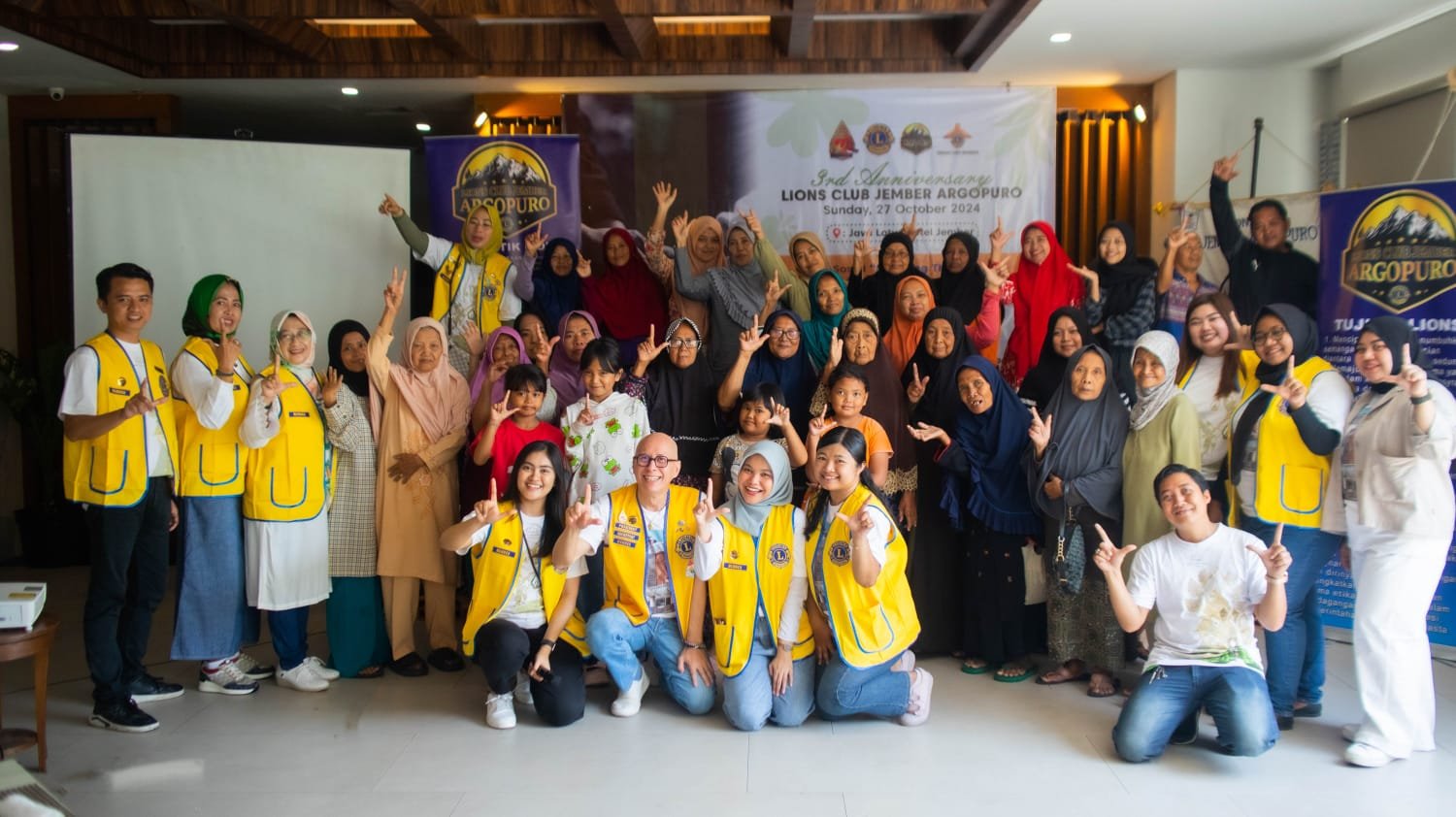 J-Lo Hotel dan Lions Club Jember Argopuro foto bersama para lansia, Minggu (27/10/2024). (Foto: Istimewa)