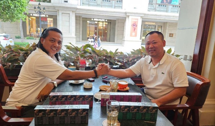 HRM Khalilur R Abdullah Syahlawy (kiri) bersama Lai Nguyen Van (kanan). (Foto: Teamwork)