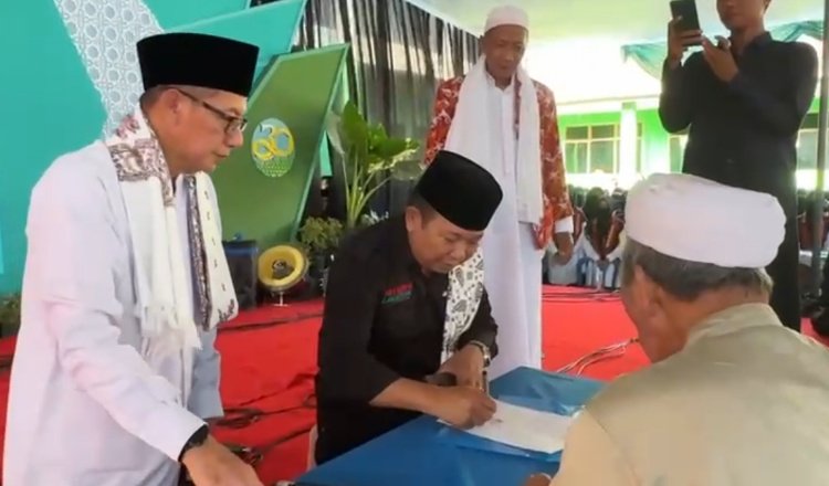 Hendy - Firjaun menandatangani surat perjanjian menolak tambang emas di Silo. (Foto: Istimewa)