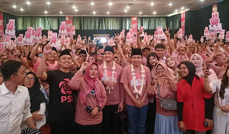 Kaesang Pangarep foto bersama Gus Fawait dan ribuan pendukungnya di New Sari Utama Convention Hall, Selasa (1/10/2024). (Foto: Zainul Hasan)
