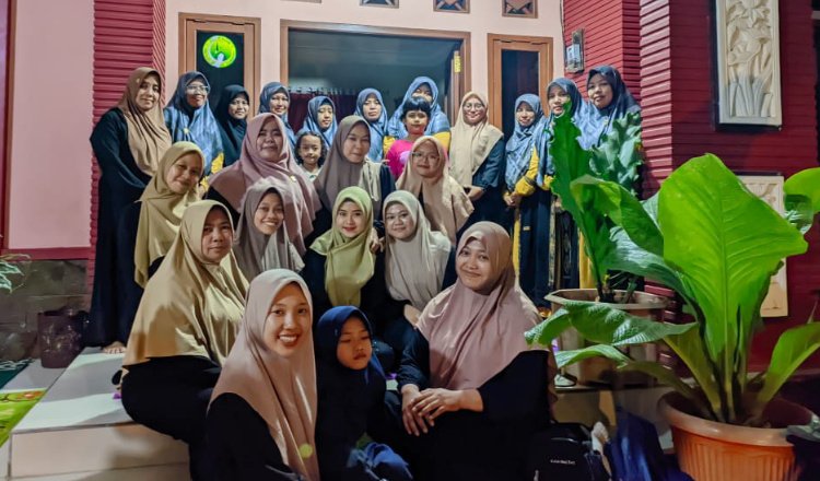 Asatidzah PTQ Nurul Mun'im dan TPQ Nurussalam foto bersama. (Foto: Istimewa)