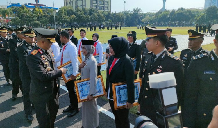 Polresta Banyuwangi menerima penghargaan dari Kapolda Jatim. (Foto: Istimewa)