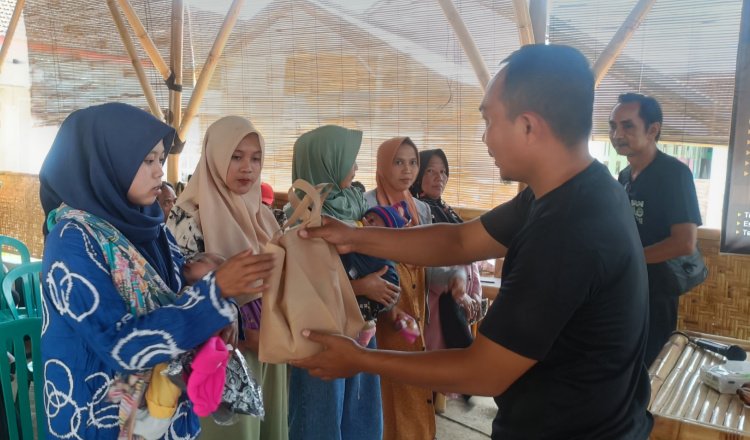 Relawan GBK membagikan paket PMT di Desa Karangharjo, Sabtu (5/10/2024). (Foto: Teamwork)
