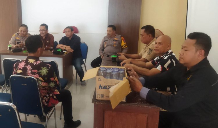 Mediasi non-formal di Balai Kecamatan Arjasa perihal penebangan pohon sengon milik warga Desa Kamal, Kamis (3/10/2024). (Foto: Zainul Hasan)