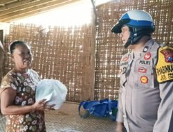 Bhabinkamtibmas Pakuwesi Bagikan Sembako untuk Warga Kurang Mampu di Bondowoso