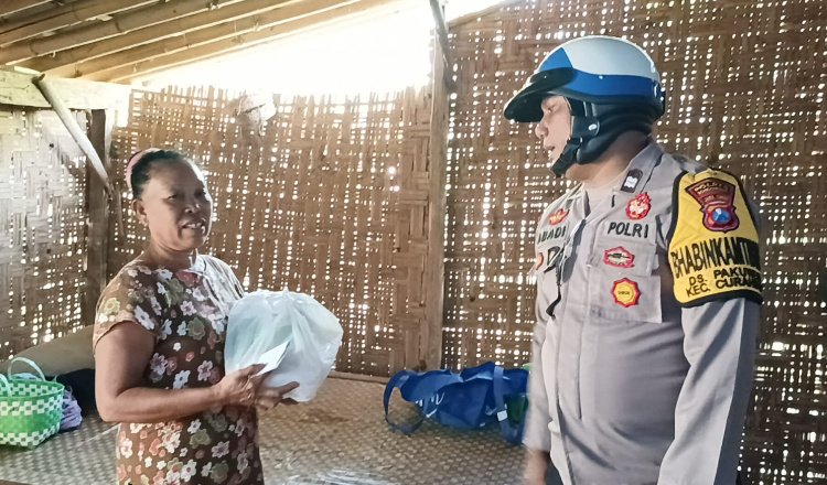 Aiptu Ahmad Abadi saat memberikan bantuan kepada warga, Jumat (4/10/2024). (Foto: Istimewa)