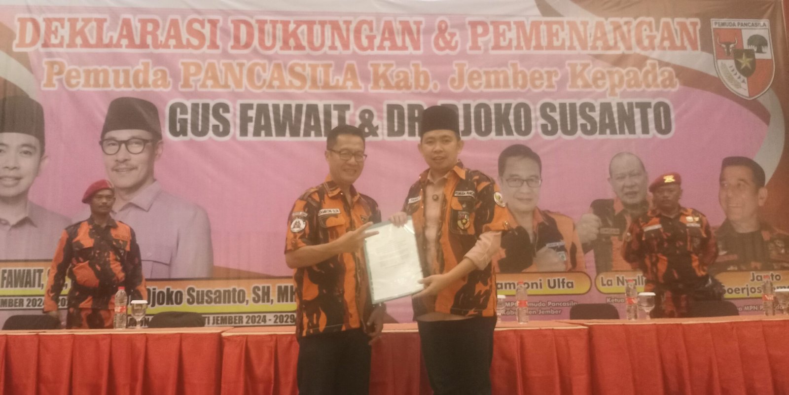 Ketua Pemuda Pancasila memberikan surat dukungan yang telah ditandatangani kepada Gus Fawait, Sabtu (5/10/2024). (Foto: Zainul Hasan)