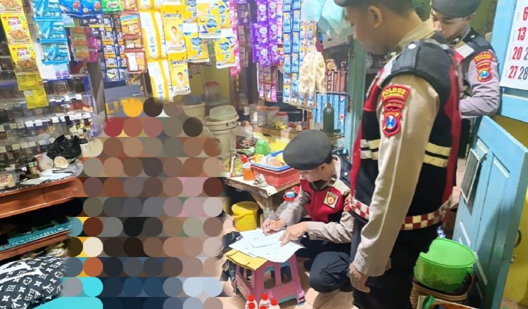Anggota Polres Situbondo menyidak salah satu toko penjual Miras. (Foto: istimewa)