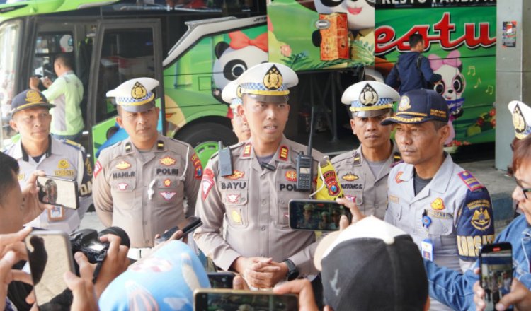Kasatlantas Polres Ponorogo diwawancarai awak media. (Foto: Istimewa)