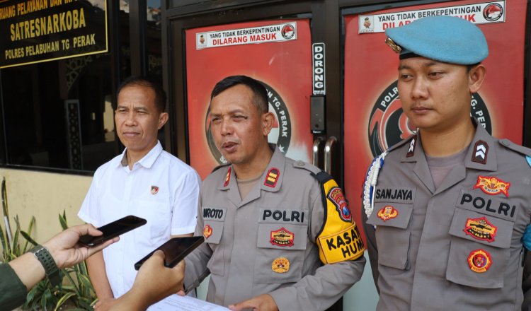 Kasatresnarkoba Polres Pelabuhan Tanjungperak diwawancarai awak media. (Foto: Istimewa)