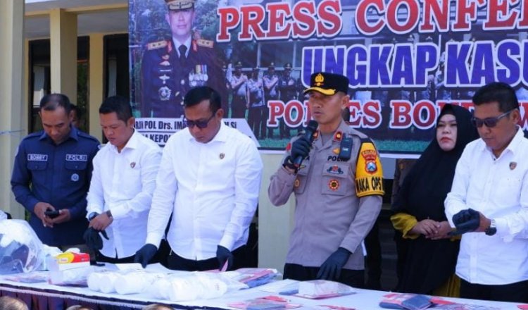 Press conference di halaman Mako Polres Bondowoso, Senin (7/10/2024). (Foto: Humas Polres Bondowoso)