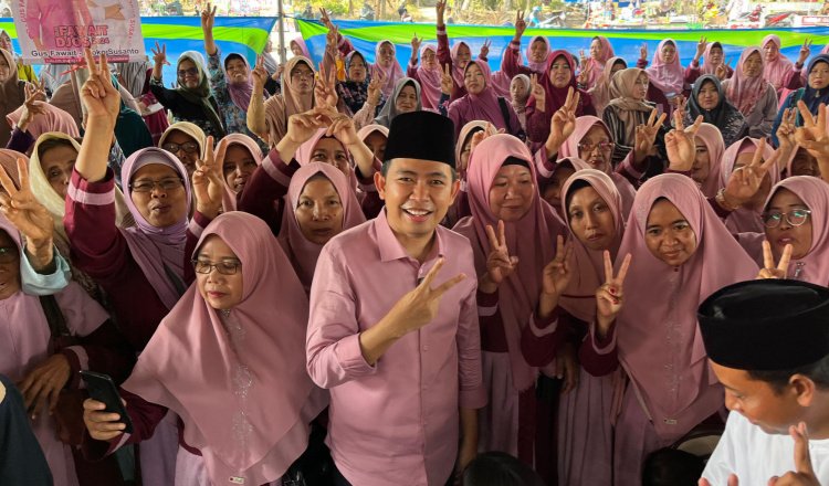 Gus Fawait foto bersama emak-emak di Apel Sholawat. (Foto: Teamwork)
