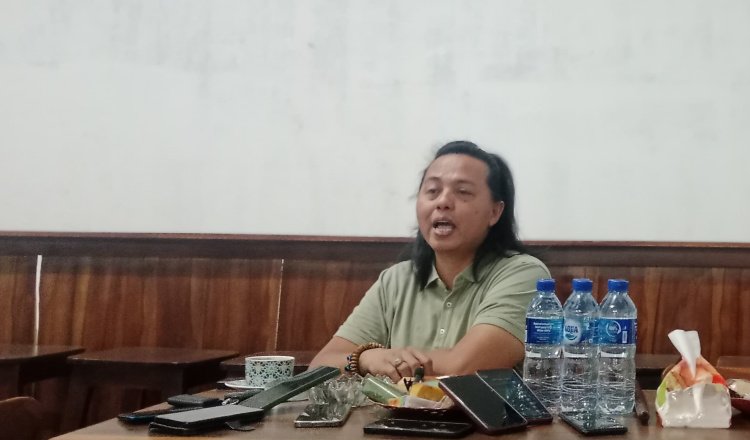 Khalilur R. Abdullah Sahlawiy diwawancarai awak media. (Foto: Teamwork)