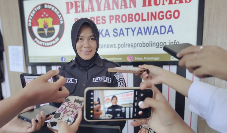 Kasihumas Polres Probolinggo diwawancarai awak media, Selasa (8/10/2024). (Foto: Istimewa)