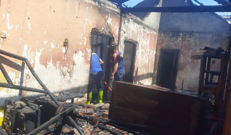 Pusdalops PB BPBD Situbondo di lokasi kebakaran. (Foto: Istimewa)