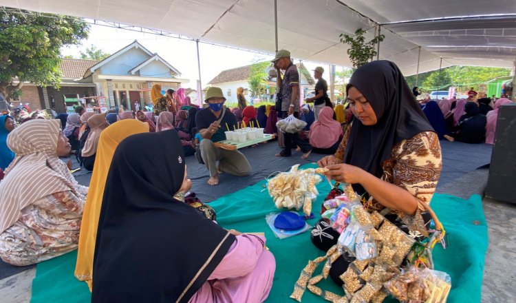 Tumirah melayani pembeli dalam Apel Sholawat di Desa Jambearum, Rabu (16/10/2024). (Foto: Media Center Fawait - Djoko)