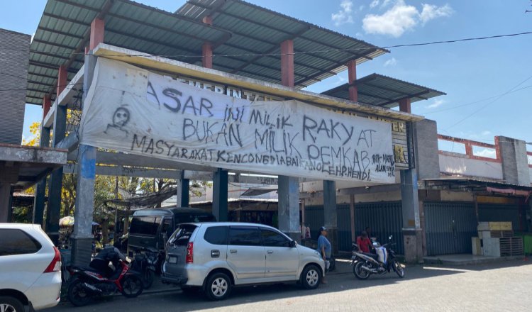 Logo Pemkab Jember tertutup kain kafan di Pasar Baru Kencong. (Foto: Istimewa)