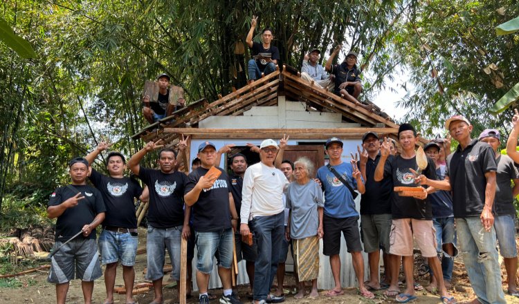 Djoko Susanto foto bersama salah seorang warga Jember dan komunitas masyarakat sresetan, Kamis (17/10/2024). (Foto: Media Center Fawait - Djoko)