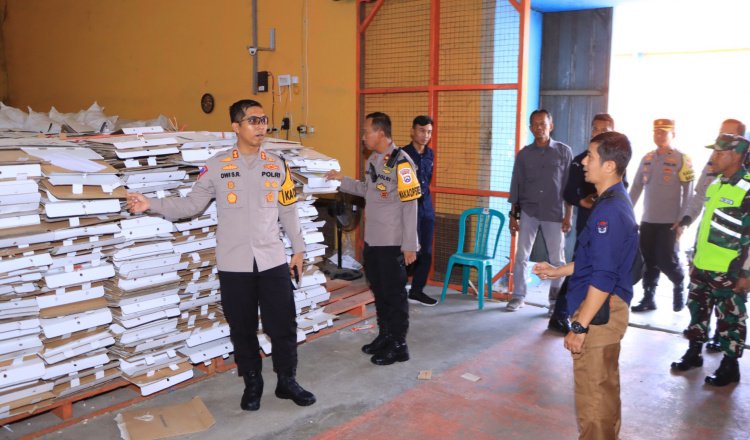 Kapolres Ngawi mengecek logistik di gudang KPUD. (Foto: Istimewa)