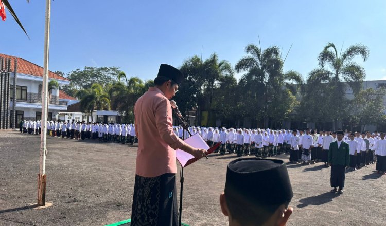 Gus Fawait menjadi inspektur upacara HPN di Pondok Pesantren Islam Bustanul Ulum (IBU) Kecamatan Pakusari, Selasa (22/10/2024). (Foto: Istimewa)