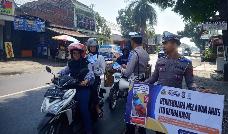 Anggota Polres Malang sosialisasi keselamatan berlalulintas kepada pengendara, Rabu (23/10/2024). (Foto: Istimewa)