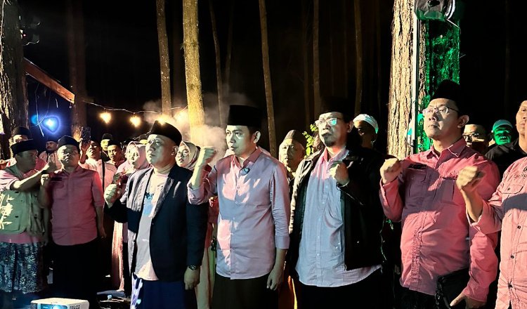 Gus Fawait menyanyikan Lagu Ya Lal Wathon dalam acara refleksi hari santri, Senin (21/10/2024), malam. (Foto: Istimewa)