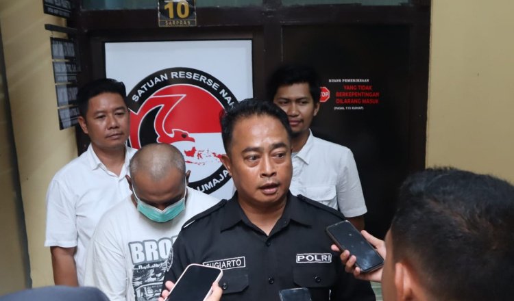 Kasatresnarkoba Polres Lumajang diwawancarai awak media perihal penangkapan pengedar narkoba di wilayahnya. (Foto: Istimewa)