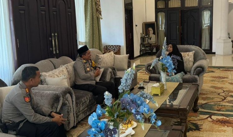 Kapolres Probolinggo sowan ke pengasuh Ponpes Salafiyah Raudlatul Jannah, Kamis (24/10/2024). (Foto: Istimewa)