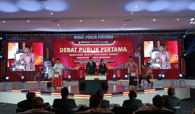 Paslon nomor urut 2 menyampaikan pandangannya dalam Debat Publik Pertama Calon Bupati dan Wakil Bupati Jember. (Foto: Zainul Hasan)